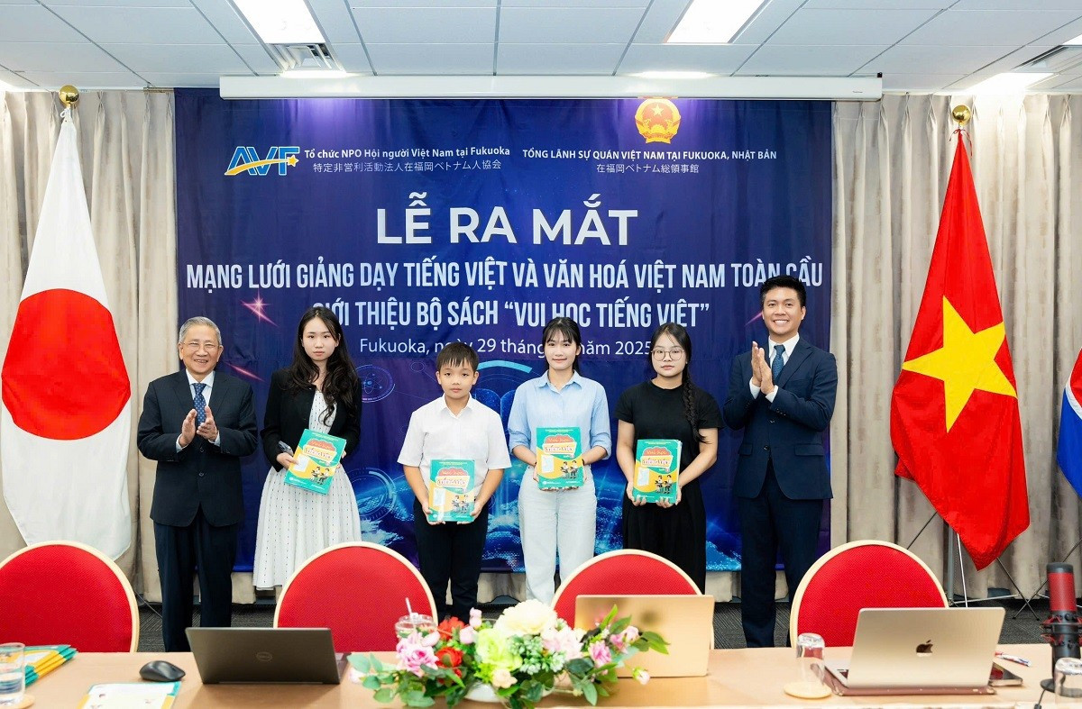 Présentation de la collection « Apprendre le vietnamien en s’amusant », élaborée par le professeur Nguyen Minh Thuyet et son équipe. Photo : Le Comité d’État chargé des Vietnamiens à l’étranger.