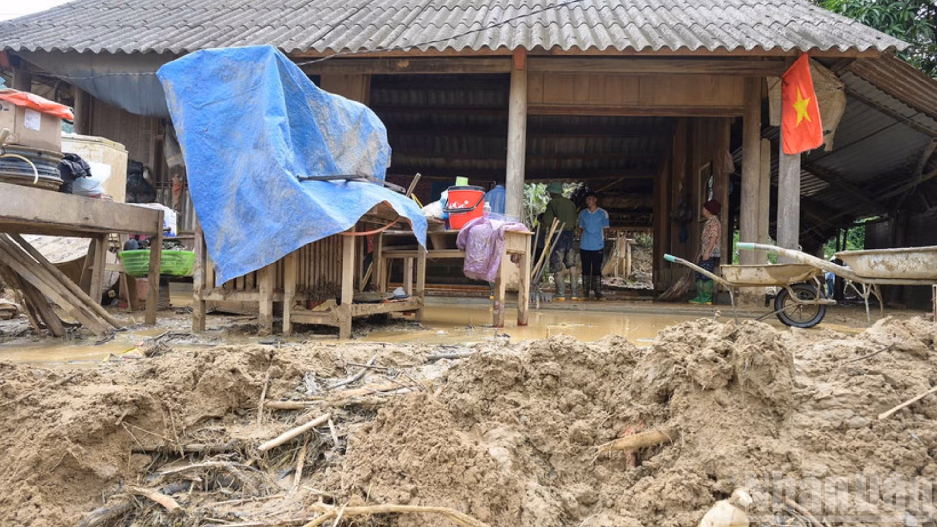 Les eaux boueuses continuent de s’écouler devant et autour de la maison de la famille de Luong Van Hong, 67 ans, dans le village de Phan Do, commune de Duong Quy. 