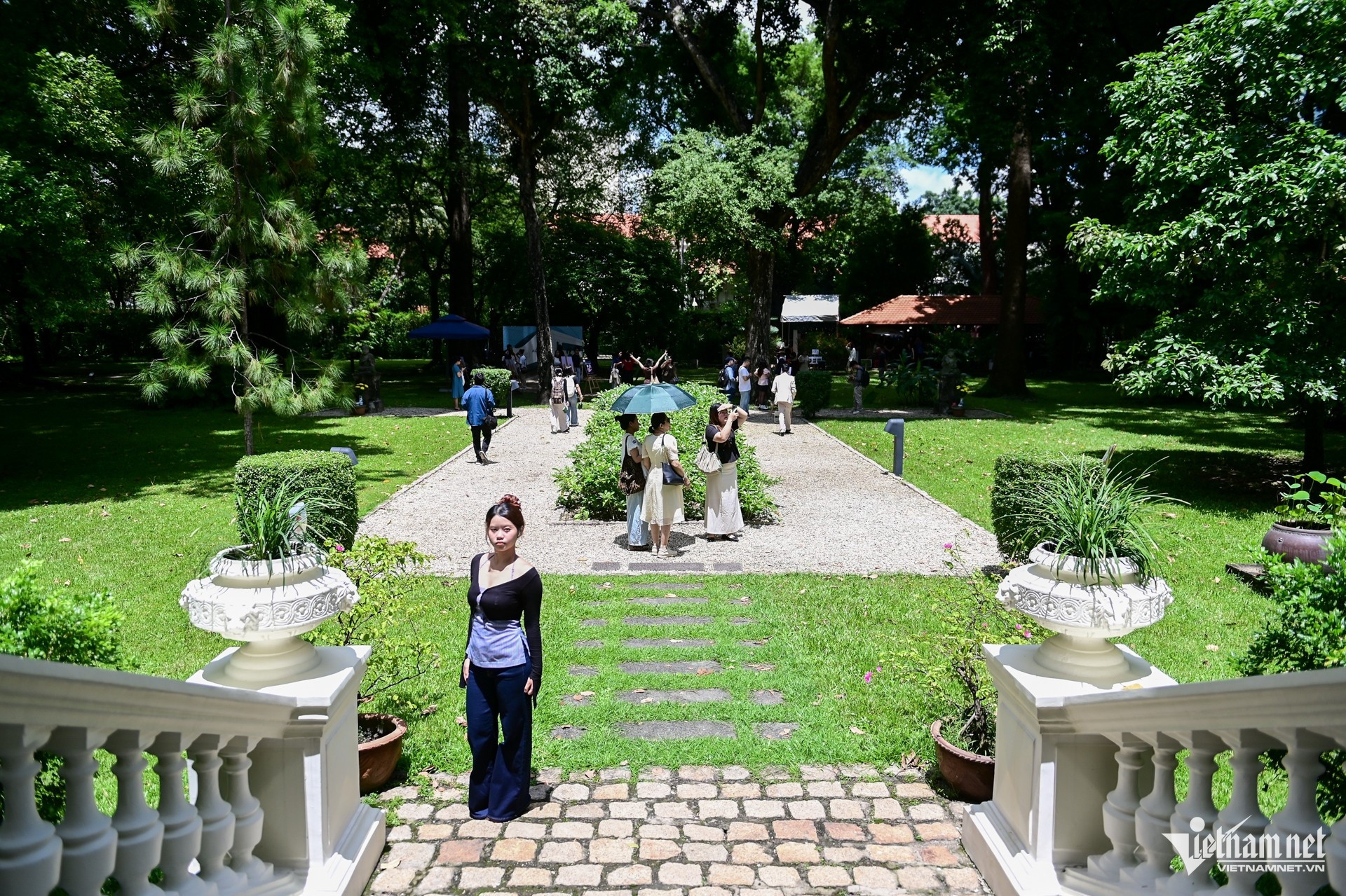 À l'extérieur se trouve un jardin de plus de 1,5 hectare, restauré en 2000 lors de la rénovation générale de la résidence. vila-final.jpg