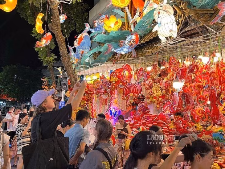 La rue Hang Ma attire de nombreux visiteurs vietnamiens et étrangers. Photo : laodong.