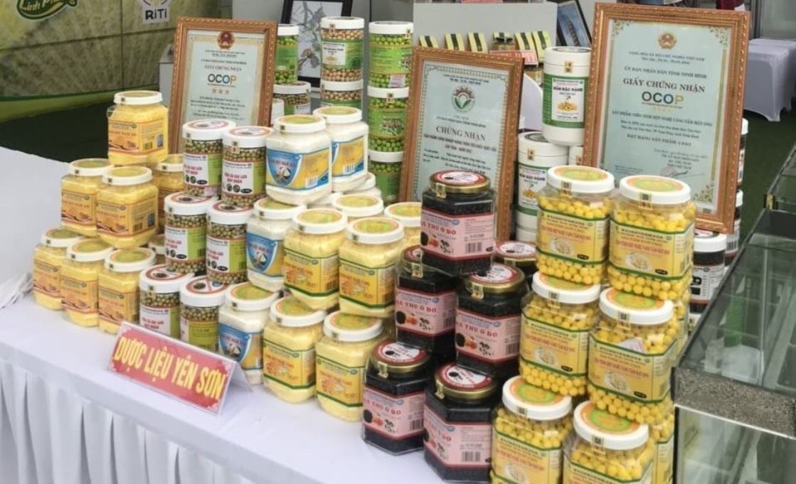 Des produits de la Coopérative de production et de transformation de plantes médicinales de Yen Son exposés à la foire commerciale, Photo : danviet. duoc-lieu-yen-son-danviet.jpg