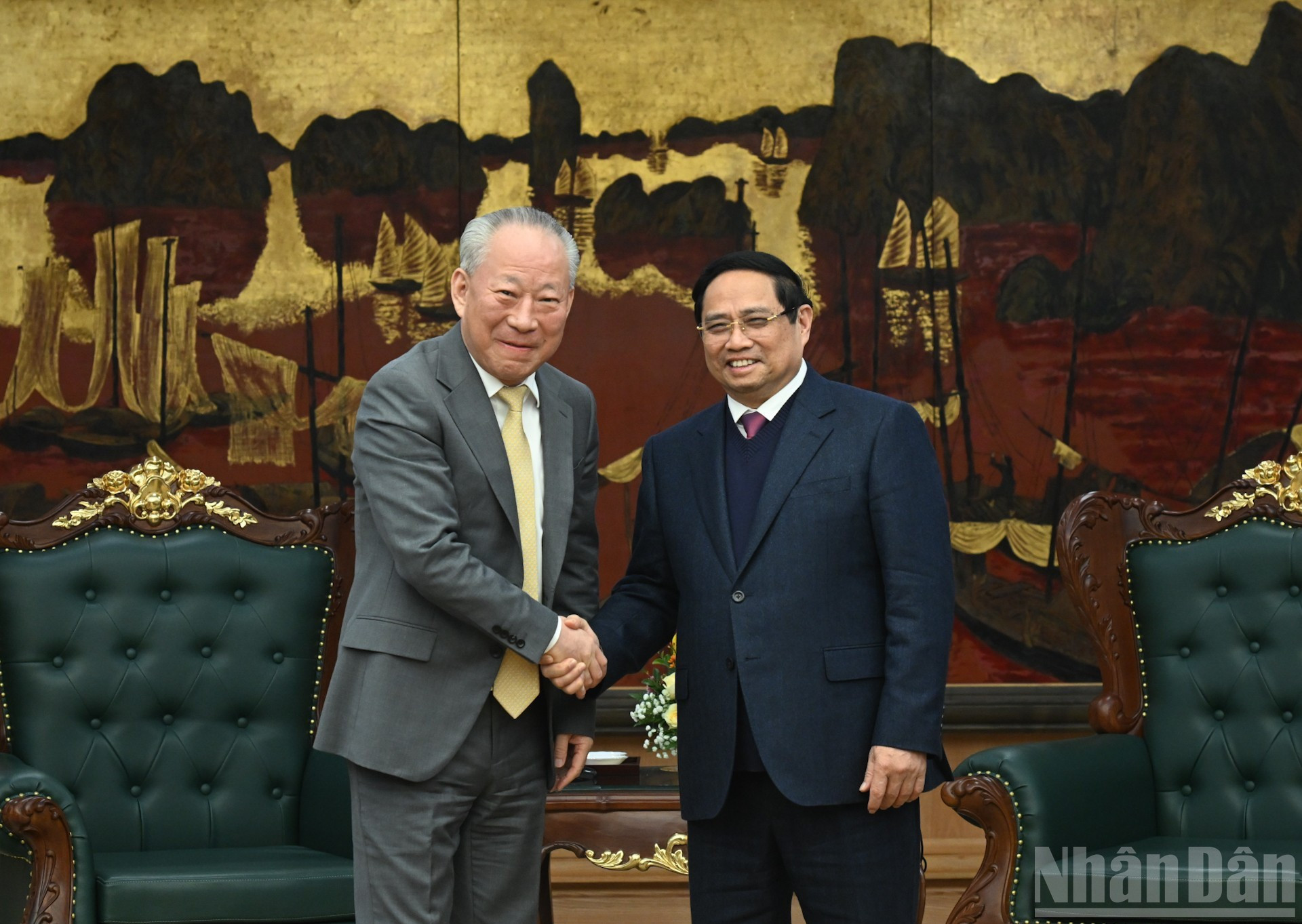 Le Premier ministre Pham Minh Chinh (droite) et Yan Jiehe, fondateur et président de China Pacific Construction Group.