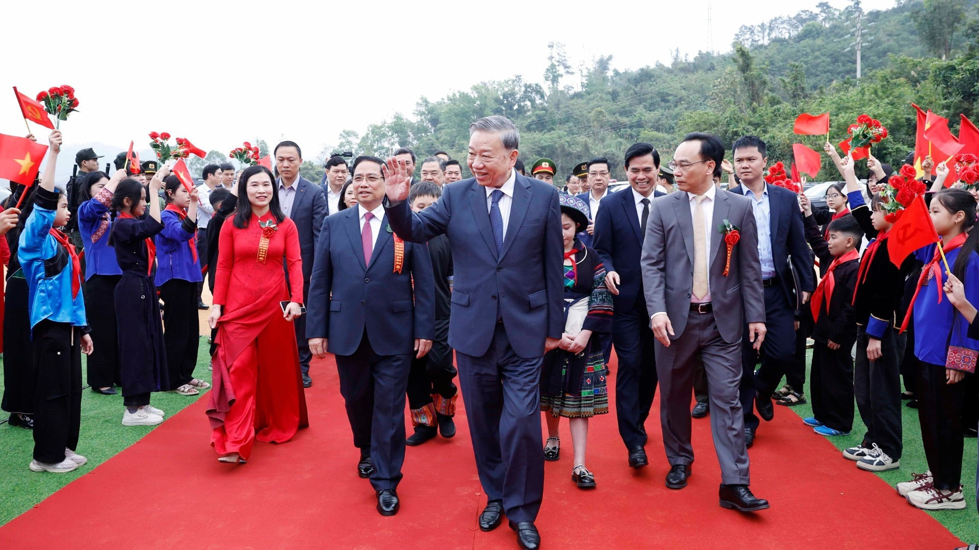[Photos] Le secrétaire général du Parti au lancement de la construction d’écoles internats en zones frontalières