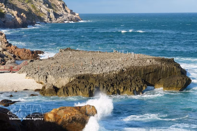 L’ancien récif corallien de Hang Rai est reconnu par les scientifiques pour sa grande valeur géologique ainsi que pour son intérêt majeur dans l’étude de l’histoire naturelle de la région. Photo : VNA.