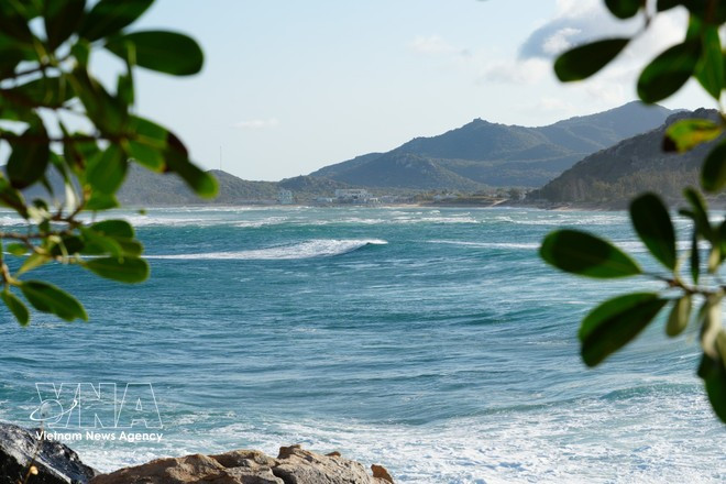 Entre mer et montagne, Hang Rai offre un panorama saisissant, où la puissance de la nature s’exprime dans toute sa singularité. Photo : VNA.