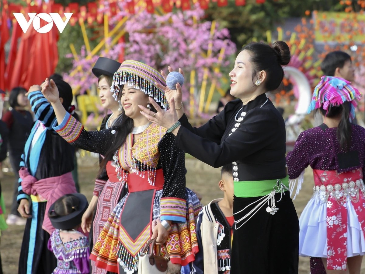 La fête est baignée de couleurs culturelles.