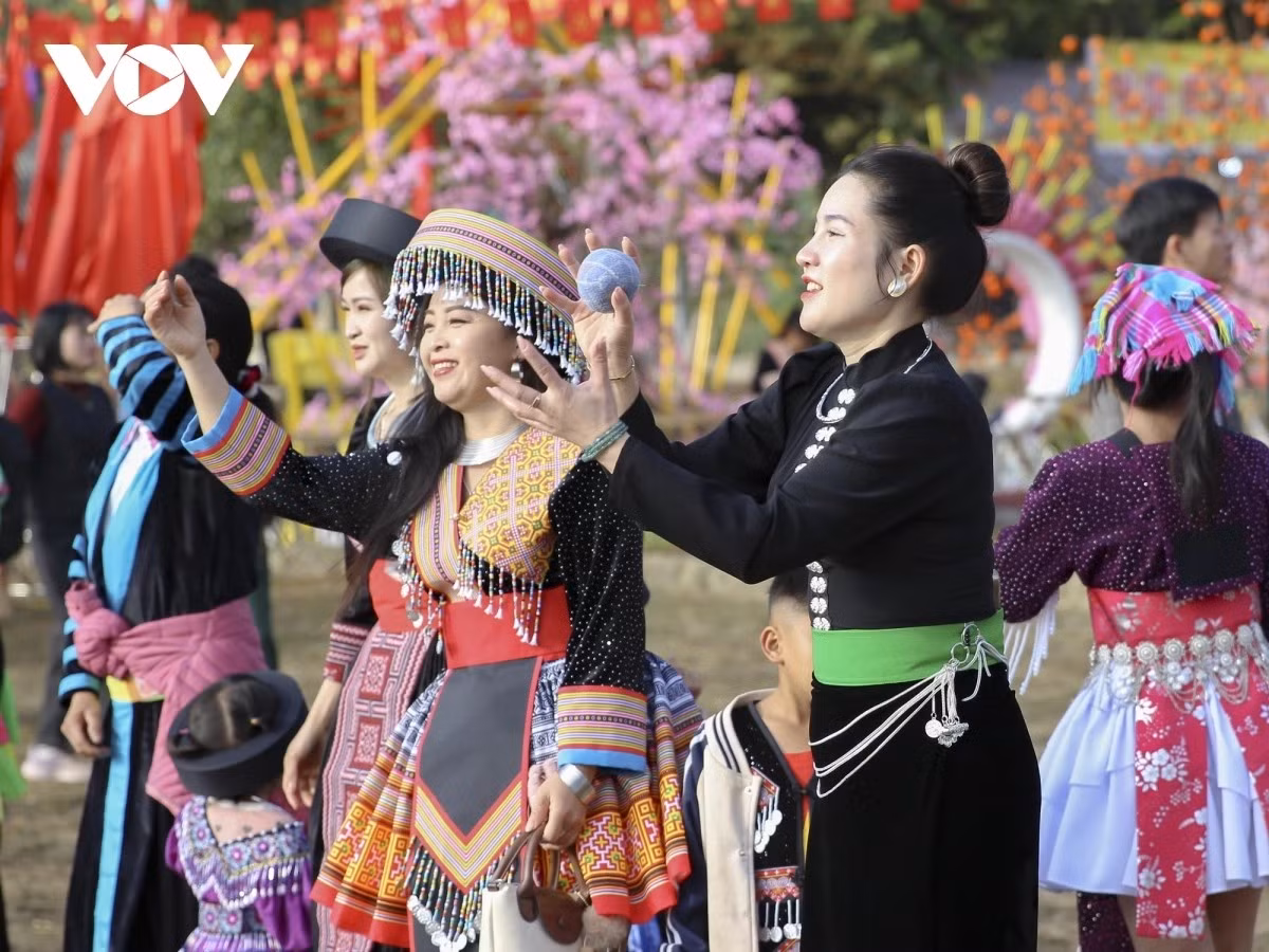 La fête est baignée de couleurs culturelles.