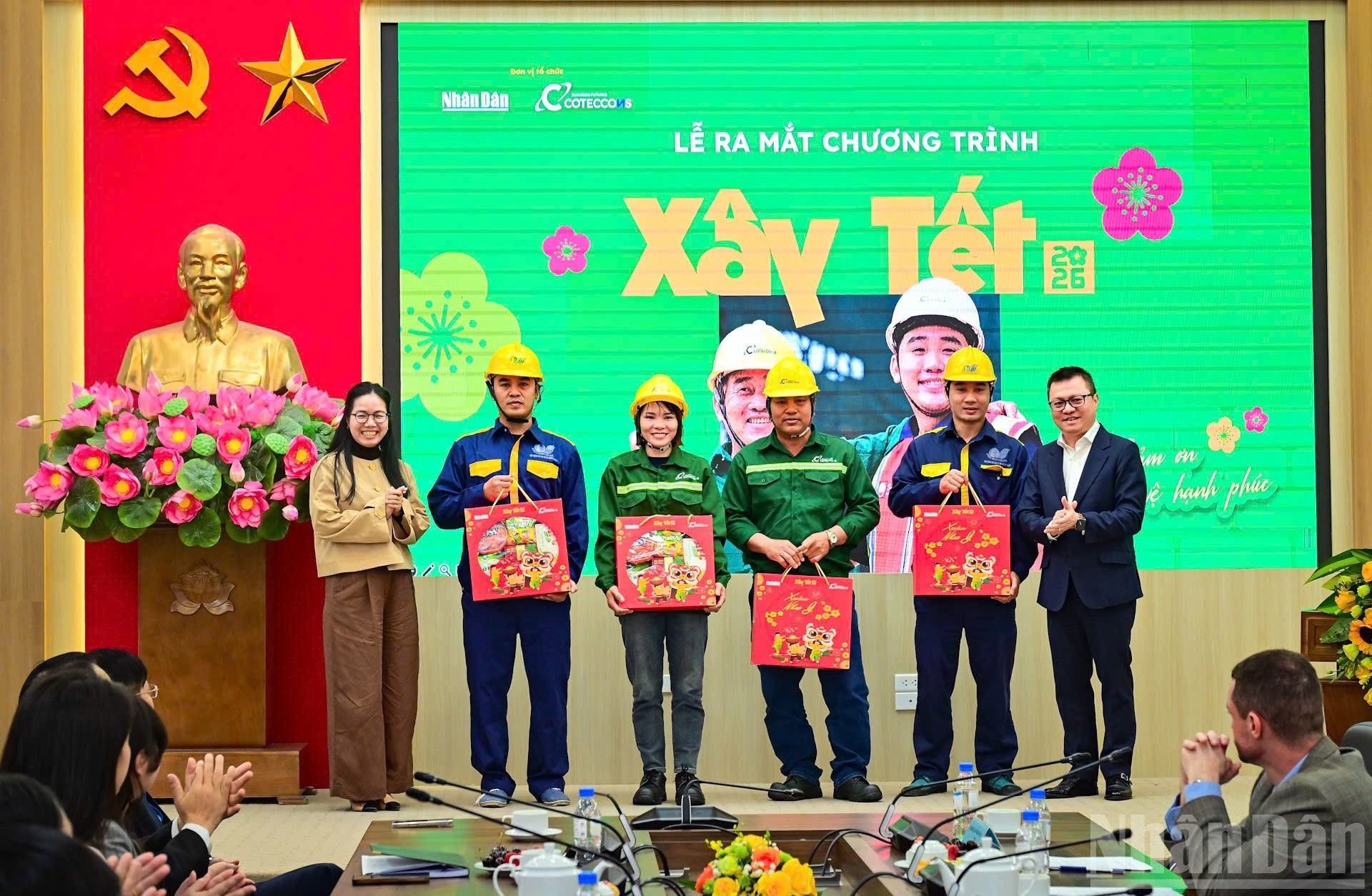 Les représentants de la direction du Nhân Dân et de la société Coteccons offrent des cadeaux aux ouvriers de Coteccons et de la SARL d’assainissement de Hanoï.