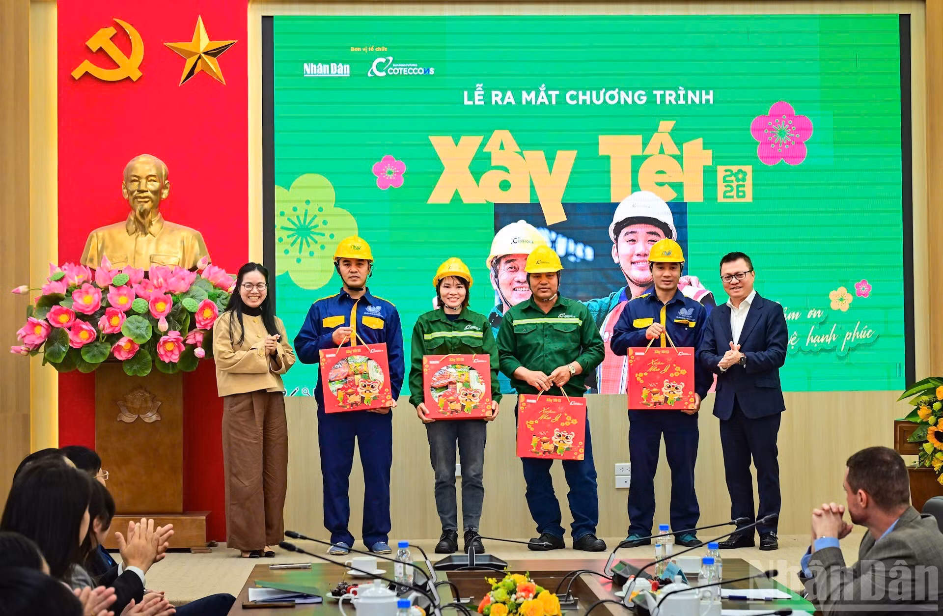 Les représentants de la direction du Nhân Dân et de la société Coteccons offrent des cadeaux aux ouvriers de Coteccons et de la SARL d’assainissement de Hanoï.