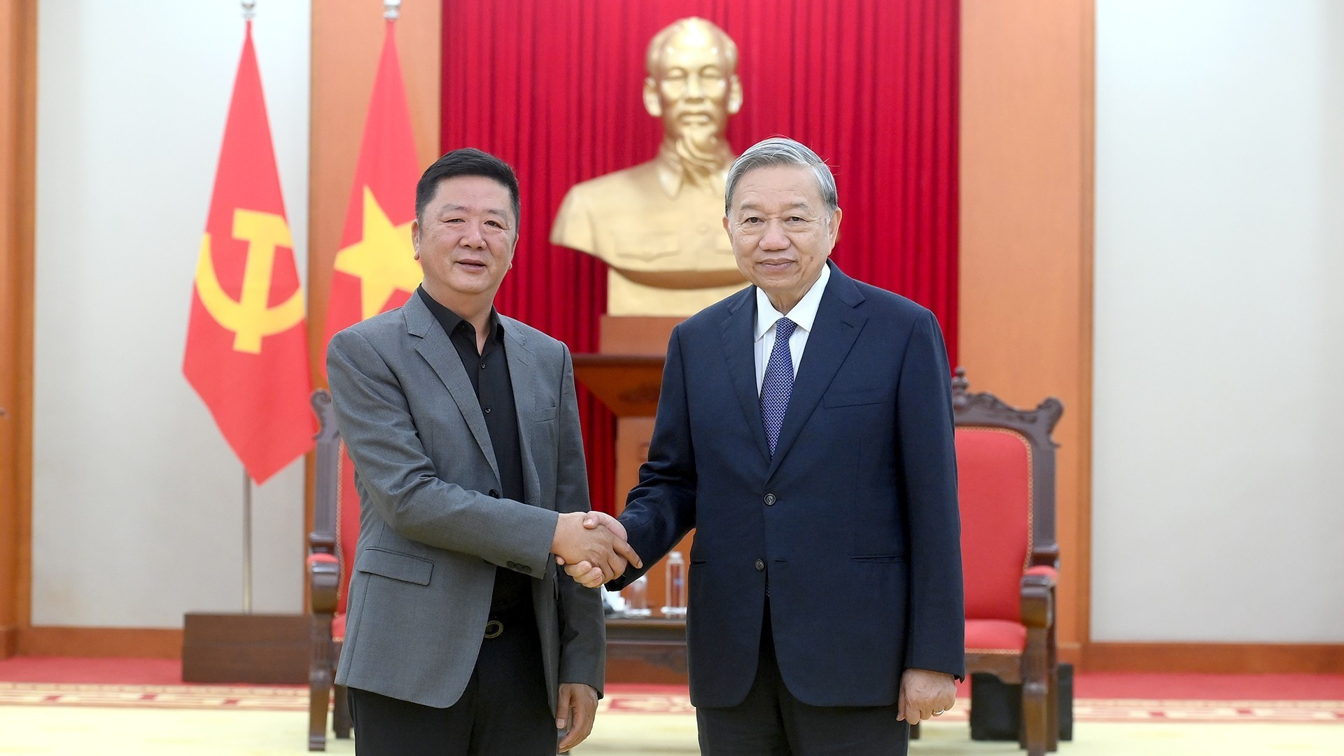 Le secrétaire général du PCV, To Lam (à droite) et Wang Laixing, vice-président du groupe chinois Luxshare-ICT.