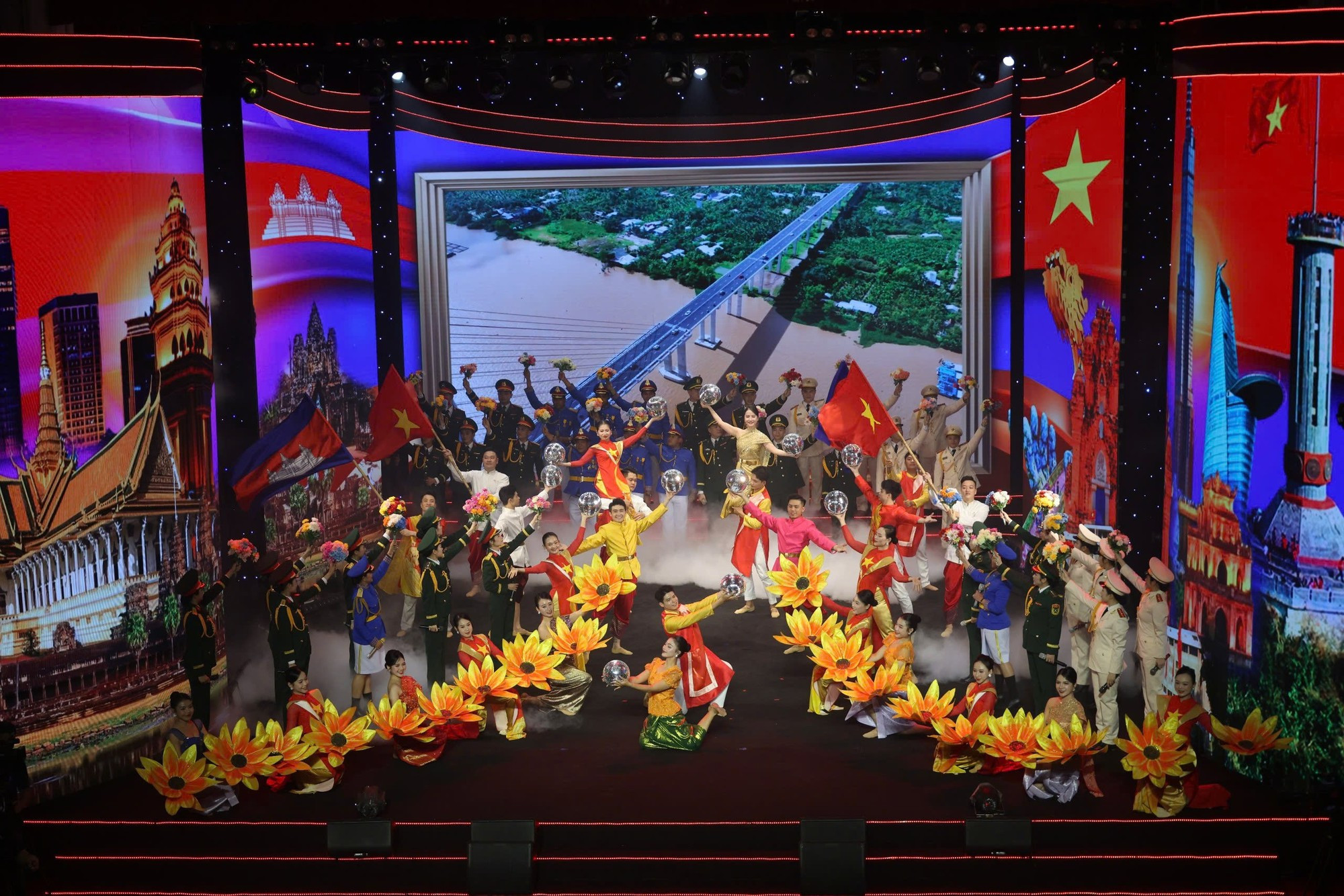 Le spectacle intitulé « Mékong - nouvelle ère », présenté par la troupe artistique des Gardes-frontières du Vietnam et celle de l’Armée royale du Cambodge, symbolisant la fraternité entre les deux armées.