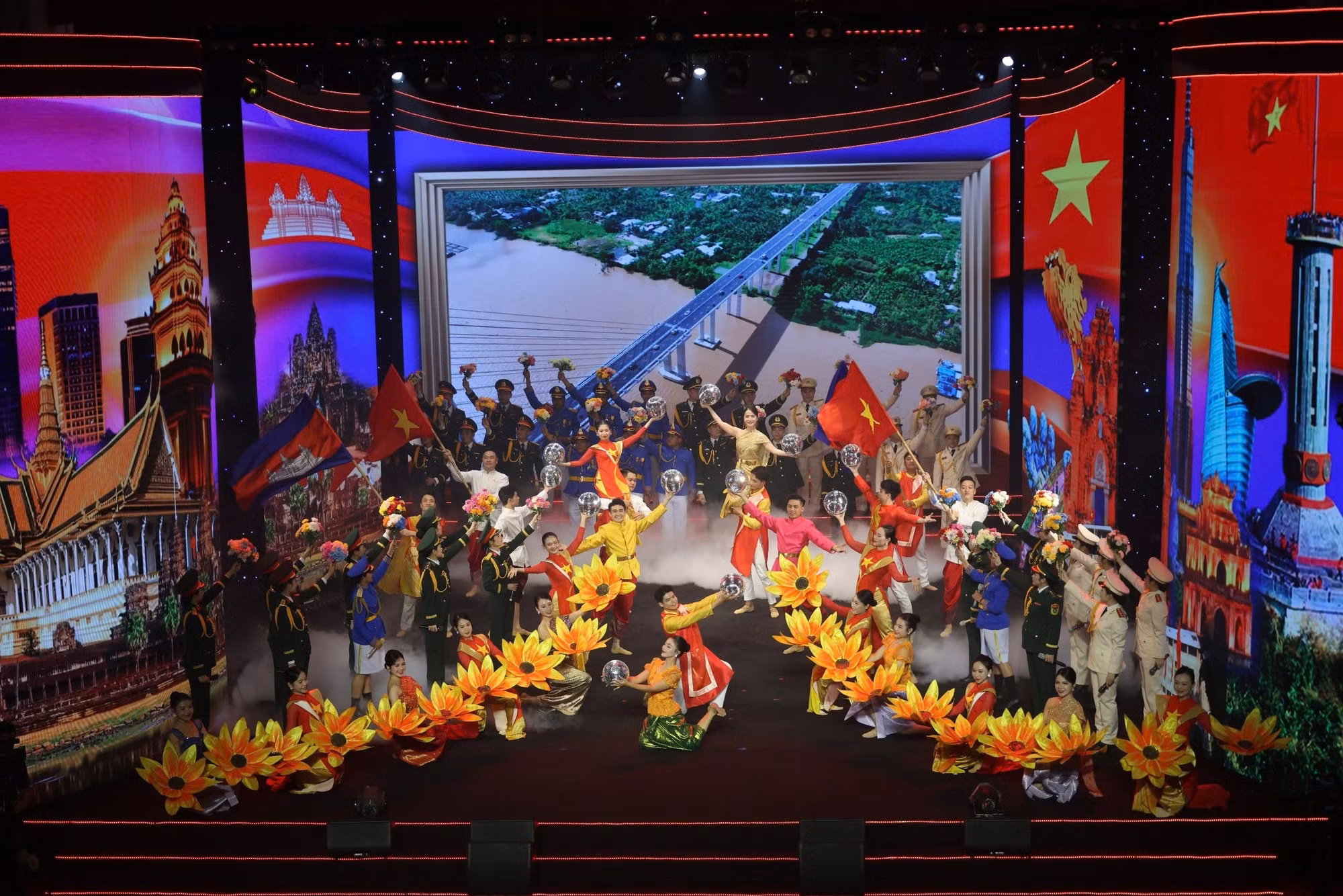 Le spectacle intitulé « Mékong - nouvelle ère », présenté par la troupe artistique des Gardes-frontières du Vietnam et celle de l’Armée royale du Cambodge, symbolisant la fraternité entre les deux armées.