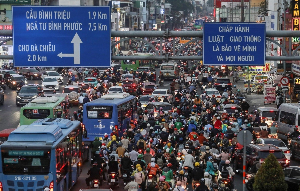 De nombreuses études ont démontré que les émissions des véhicules représentent une part importante de la pollution urbaine totale. Photo : Vneconomy.