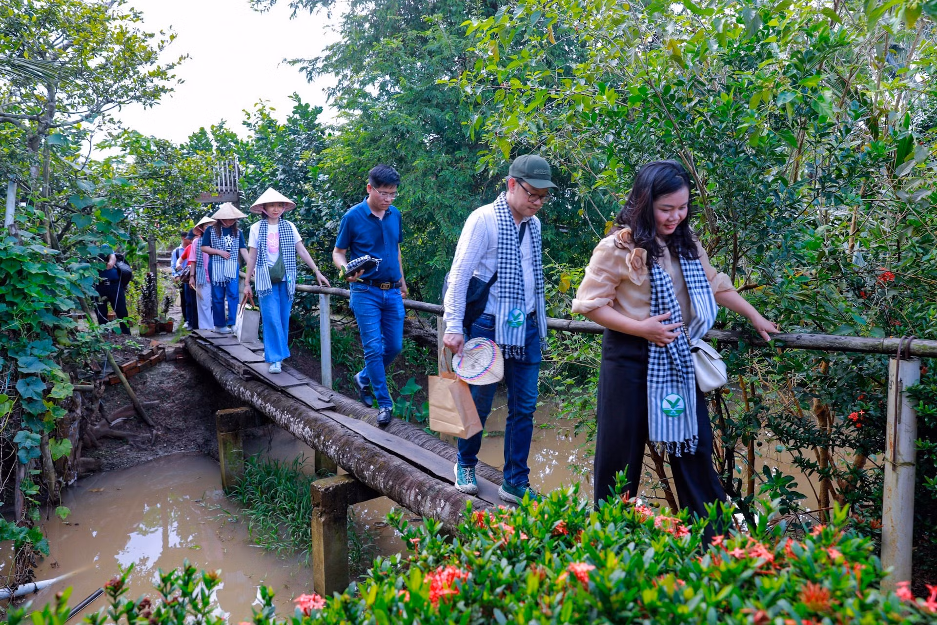 À l’îlot Ho, les visiteurs s'immergent dans la beauté des paysages naturels. Photo : hanoimoi.