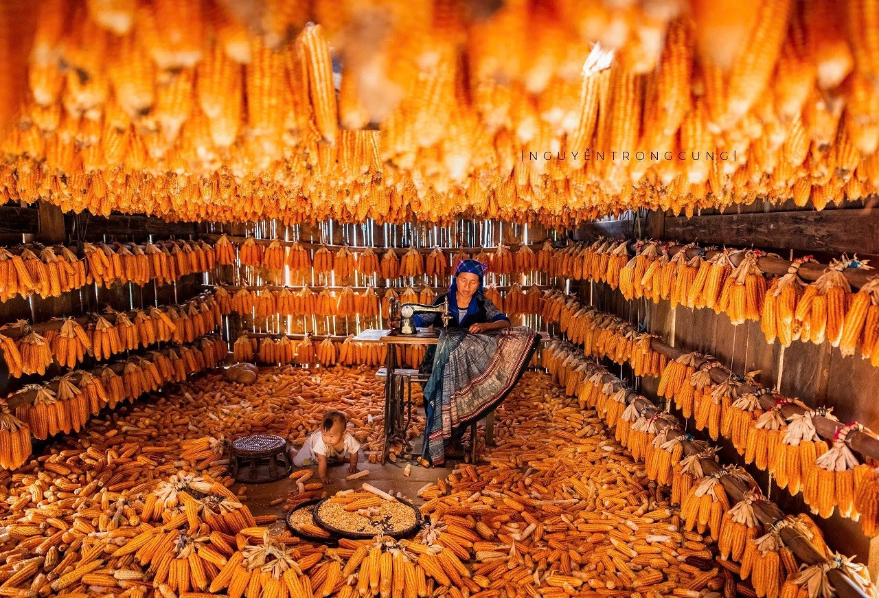 Au-delà de la simple visite ou de la photographie, la maison de maïs Mang Mu propose des expériences culturelles plus approfondies. Photo : Nguyen Trong Cung.
