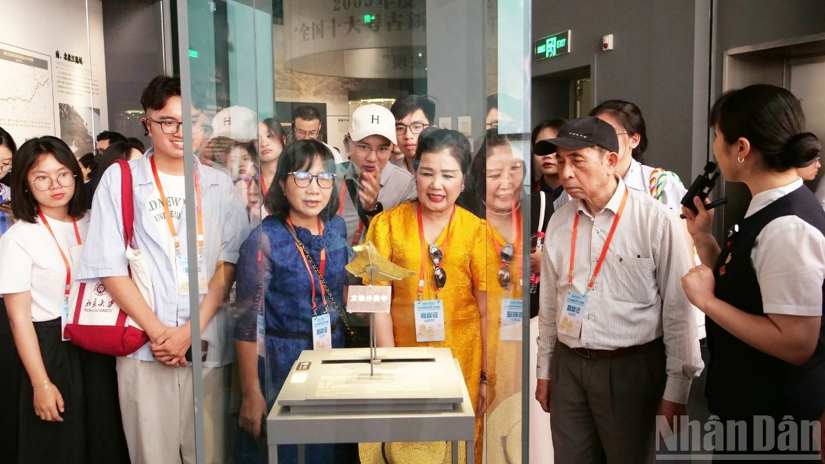 Des délégués et des jeunes vietnamiens visitent le Musée provincial du Guizhou. bao-tang-quy-chau.jpg