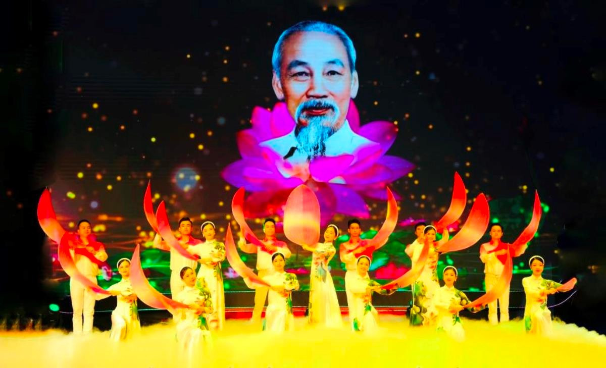 Un spectacle artistique à l’occasion du 55e anniversaire de la mise en œuvre du Testament du Président Ho Chi Minh et du 65e anniversaire de sa visite à Ninh Binh. Photo : baoninhbinh. hcm-ninh-binh-baoninhbinh.jpg