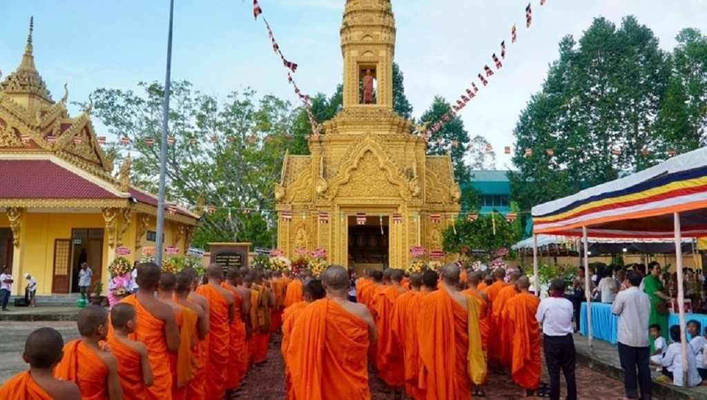 Des moines et fidèles bouddhistes participent à la cérémonie de commémoration des quatre moines martyrs au sanctuaire de Cu La. Photo : baogiacngo. thap-cu-la-6330.jpg