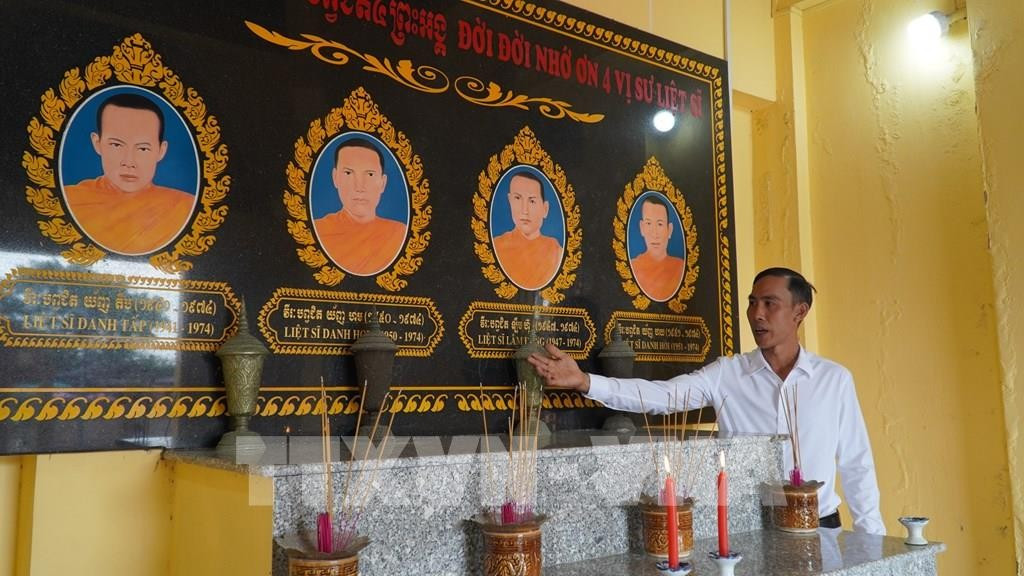 Un guide présente les quatre Vénérables martyrs au site historique national du sanctuaire des quatre moines (province d’An Giang). Photo : VNA. thap-4-vi-su-2.jpg