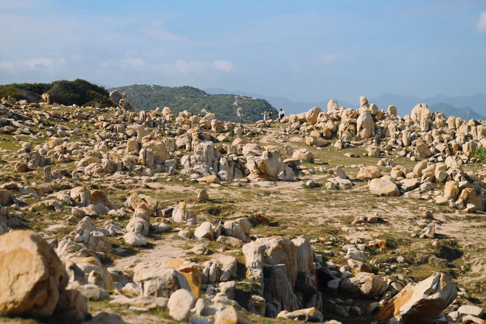 C’est un espace naturel unique où se concentrent de nombreux blocs rocheux de tailles variées, façonnés naturellement au fil des millions d’années par l’érosion. Photo : baolaodong. parc-2.jpg