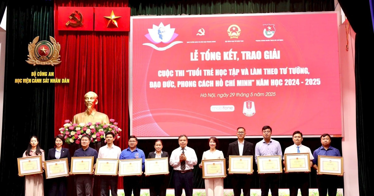 Les lauréats du concours « La jeunesse étudie et suit la pensée, la moralité et le style de Ho Chi Minh pour l’année scolaire 2024-2025 ». Photo : daidoanket.