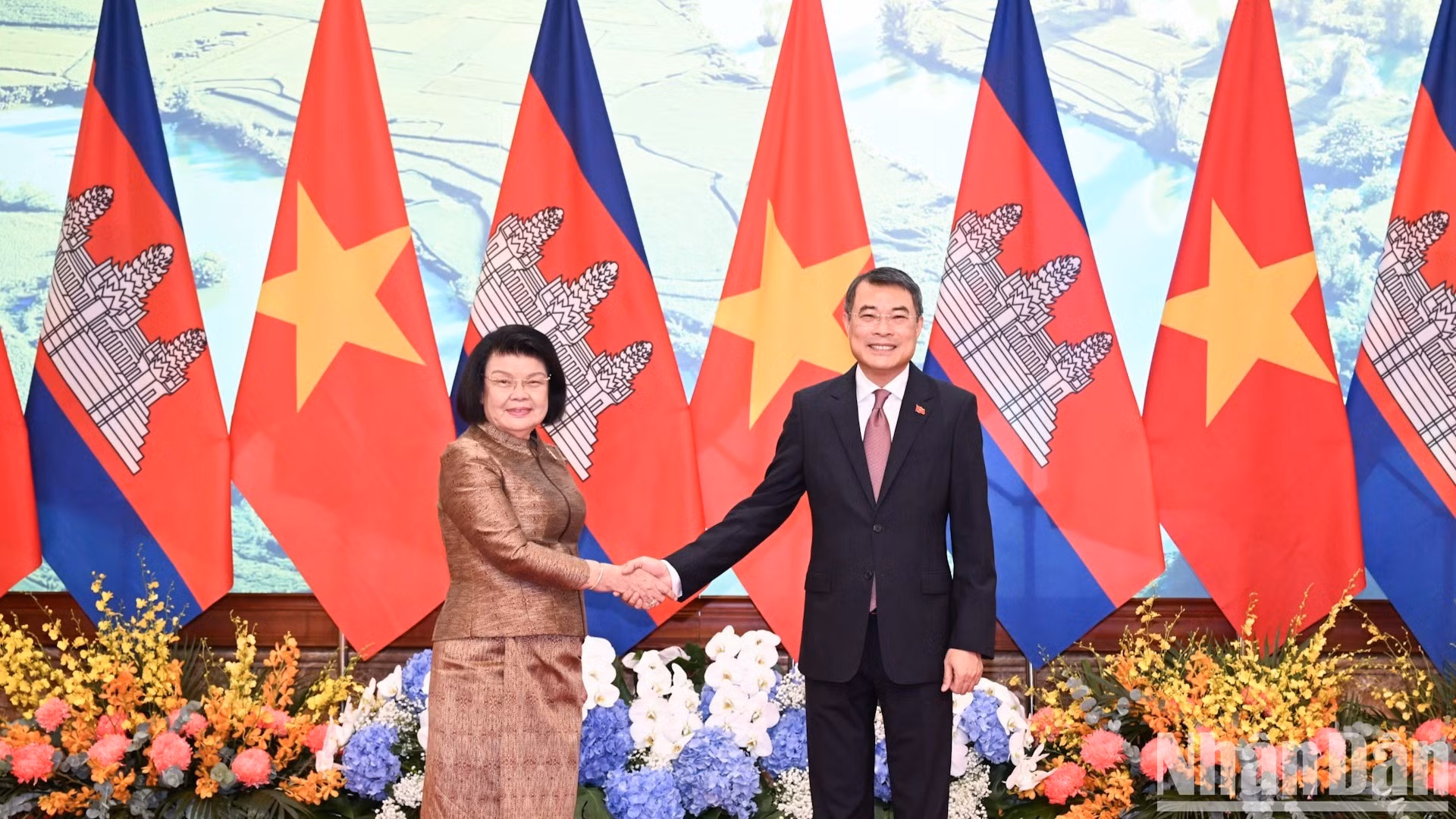 Le Premier ministre Le Minh Hung (à droite) et la présidente de l'Assemblée nationale du Cambodge, Samdech Khuon Sudary.