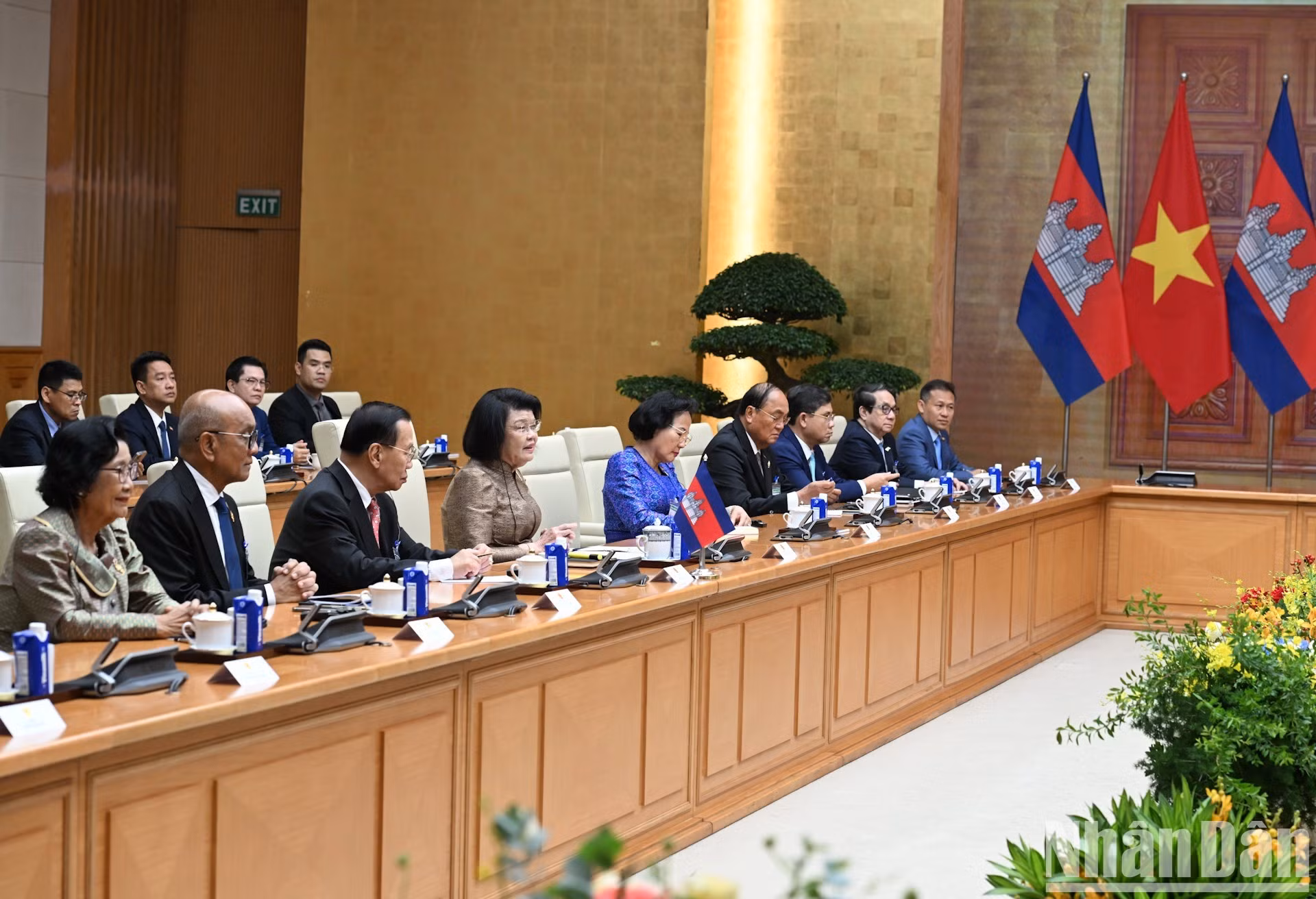La présidente de l'Assemblée nationale du Cambodge, Samdech Khuon Sudary, et les membres de la délégation cambodgienne.
