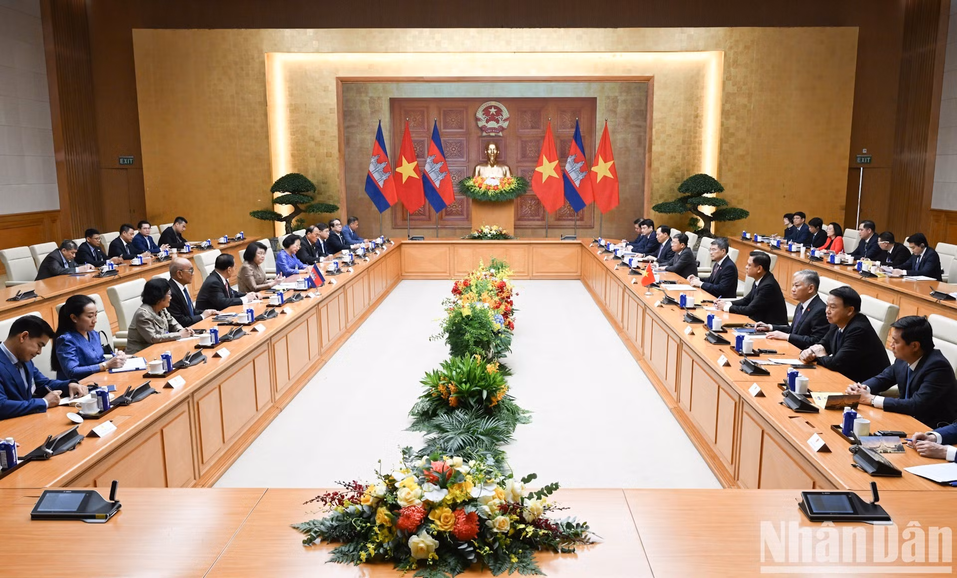 Vue générale de la rencontre au siège du gouvernement vietnamien.