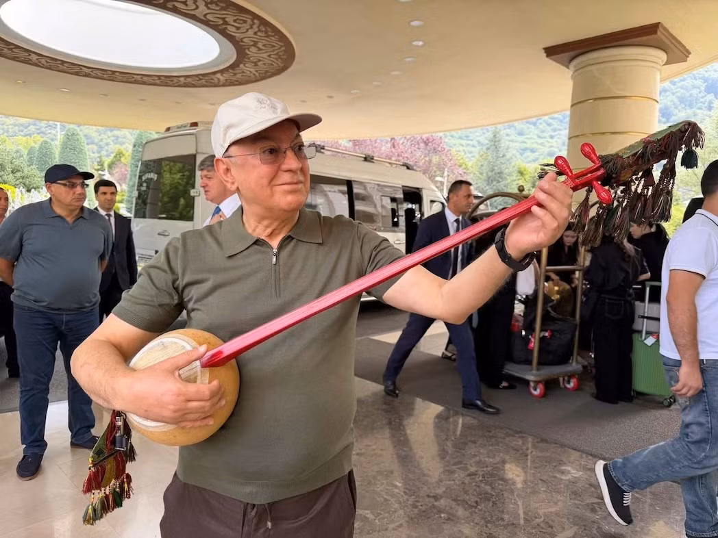 Le ministre azerbaïdjanais Kamaladdin Heydarov séduit par le đàn tính du Vietnam. Photo : Vietnamnet.