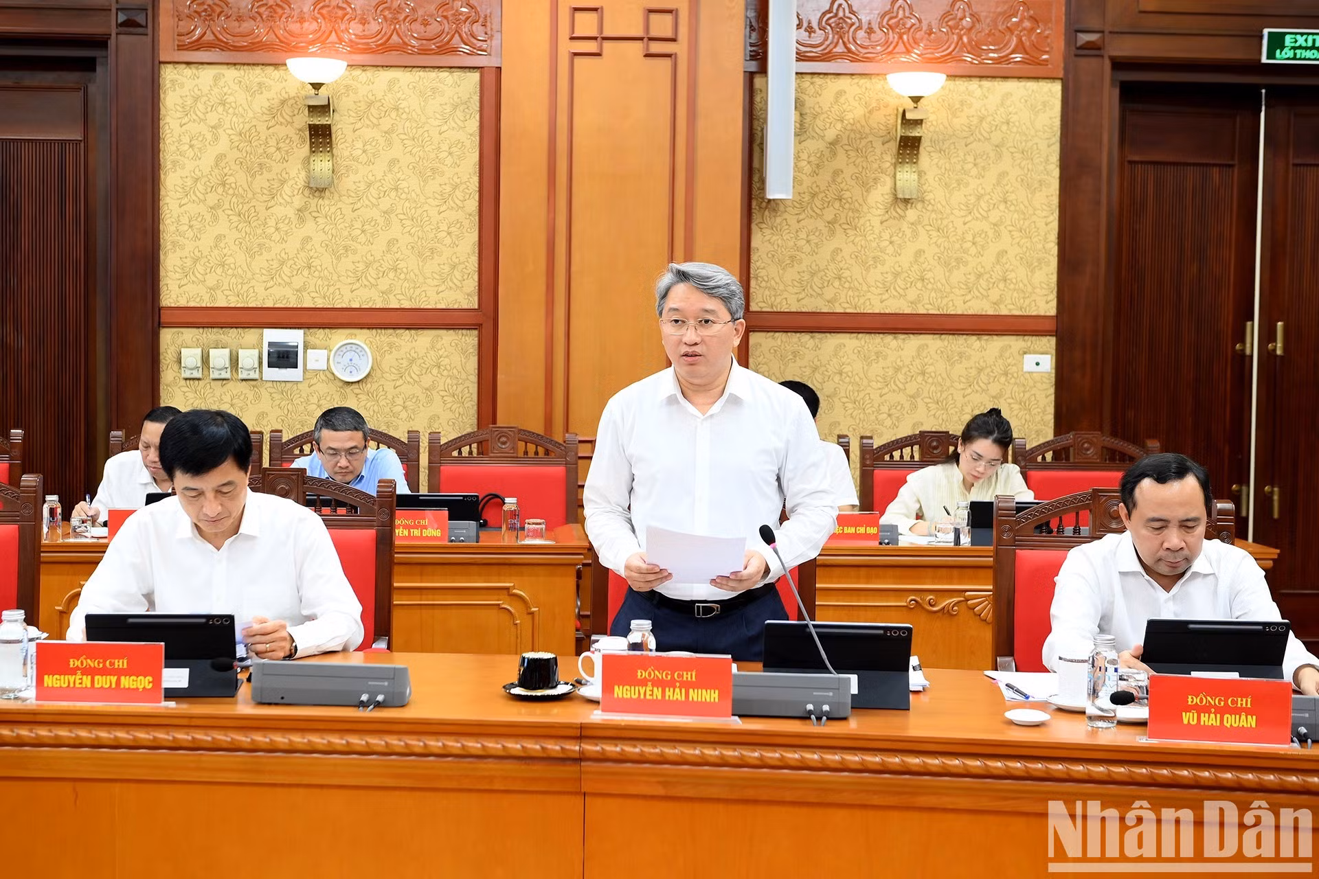 Nguyen Hai Ninh, membre du Comité central du Parti et chef du Bureau du Comité central du Parti, intervient lors de la réunion.
