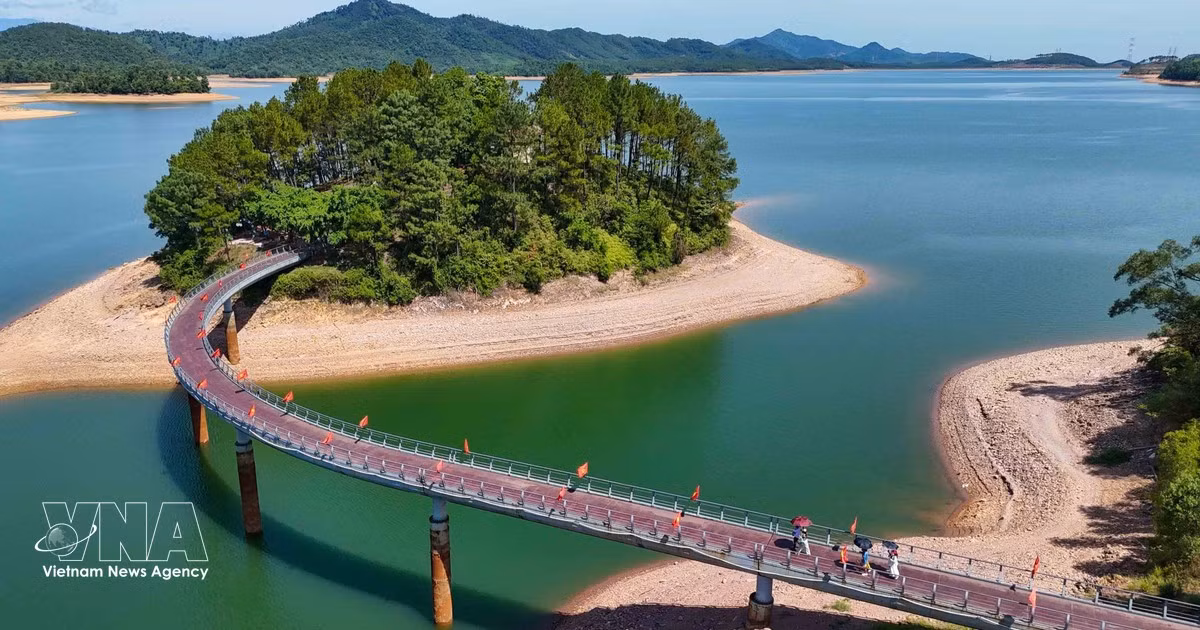 Le pont menant à l'île où se trouve le temple dédié à l'ancien secrétaire général du Parti communiste du Vietnam, Le Duan. Photo : VNA.