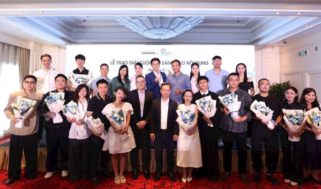 Lors de la cérémonie de remise des prix du concours de création de contenu intitulé « Galaxy AI comprend le vietnamien, honorer le tourisme vietnamien ». Photo : VGP. ai-galaxy-vgp.jpg
