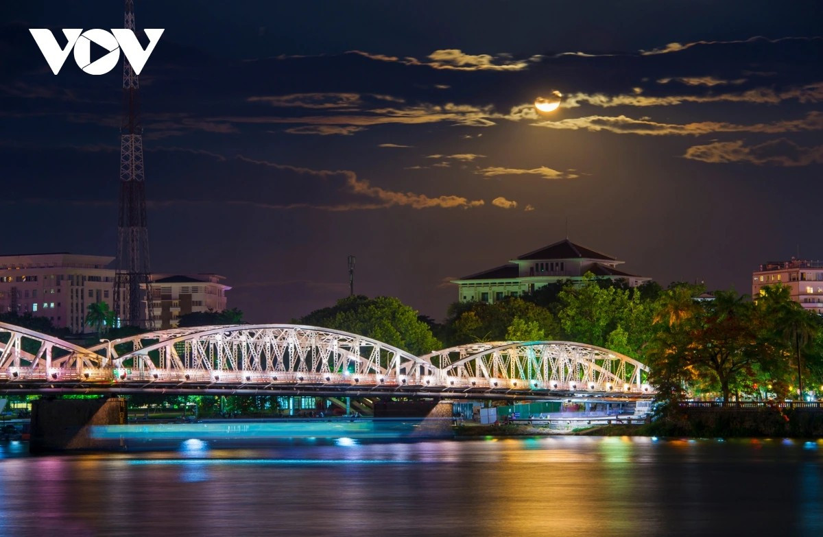 À la tombée de la nuit, un éclairage LED multicolore le transforme en joyau lumineux sur la rivière. Photo : VOV. pont-led-tt.jpg