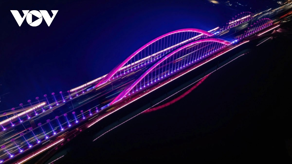Avec ses dimensions imposantes, son design moderne et son éclairage artistique, le pont Nguyen Hoang incarne l’apparence d’une ville en pleine expansion. Photo : VOV. nguyen-hoang-2.jpg