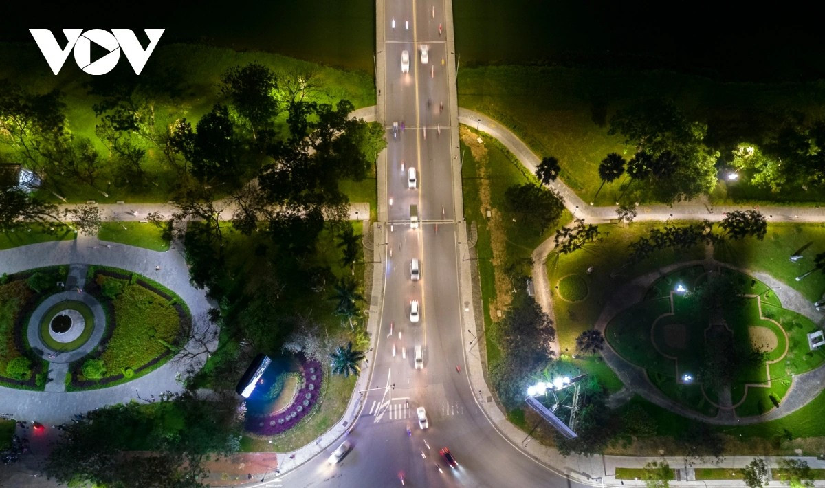 Le pont Phu Xuan joue néanmoins un rôle stratégique essentiel en assurant la fluidité du trafic et la liaison entre les deux rives de Hue. Photo : VOV. pont-phu-xuan-2.jpg