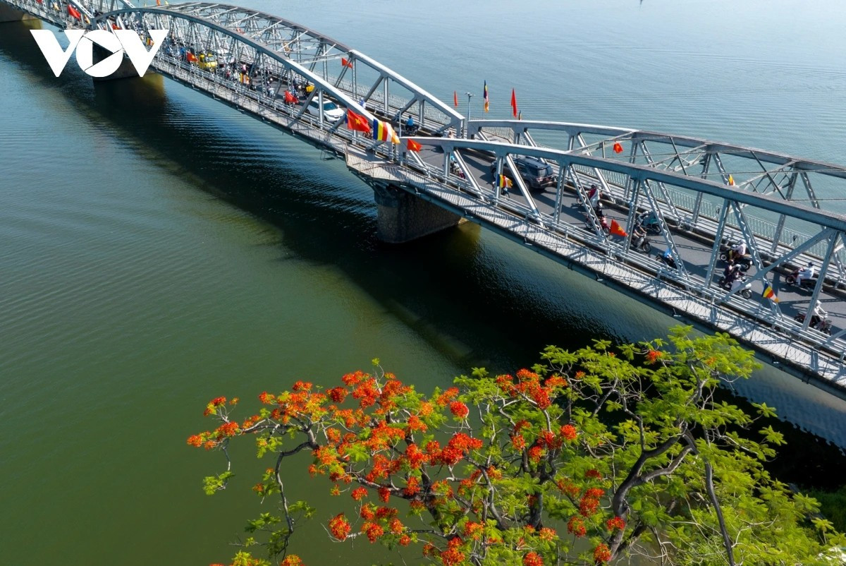 En été, quand les flamboyants rouges fleurissent, son reflet sur les eaux miroitantes captive les visiteurs. Photo : VOV. pont-phuong.jpg
