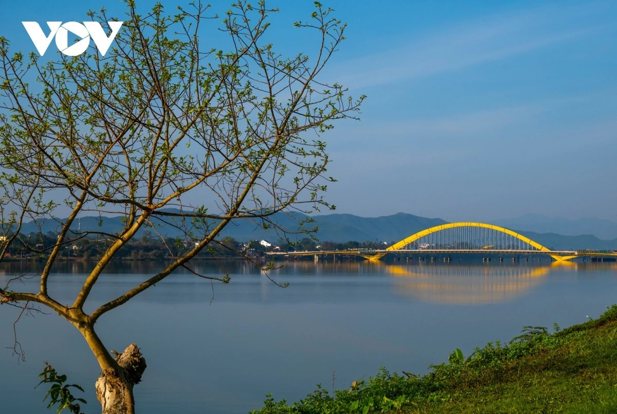 Le pont Nguyen Hoang, le plus récent, symbolise l’ouverture et le développement de Hue dans le XXIe siècle. Photo : VOV. pont-nguyen-hoang.jpg