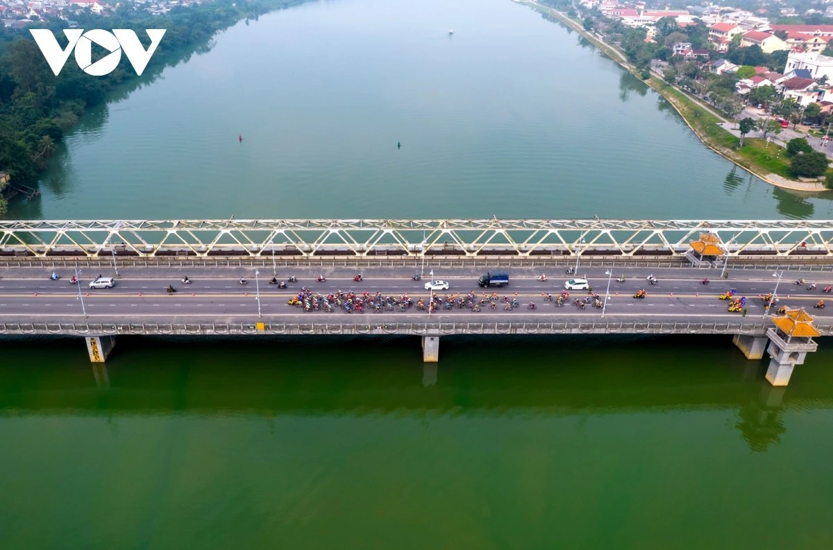 Le pont Da Vien soulage les ponts Truong Tien et Phu Xuan, tout en facilitant le développement urbain à l’ouest. Photo : VOV. da-vien-2.jpg