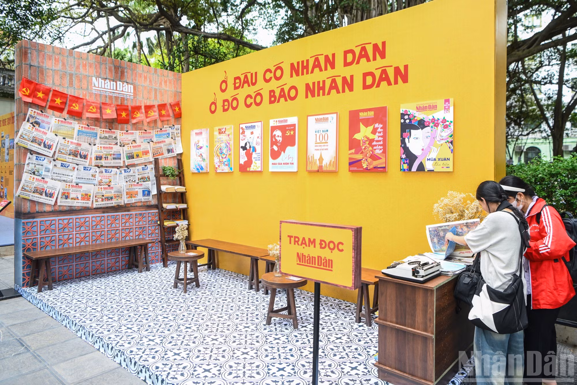 Un des points forts de l’exposition est le poste de lecture du Journal Nhân Dân, où le public peut consulter différentes publications.