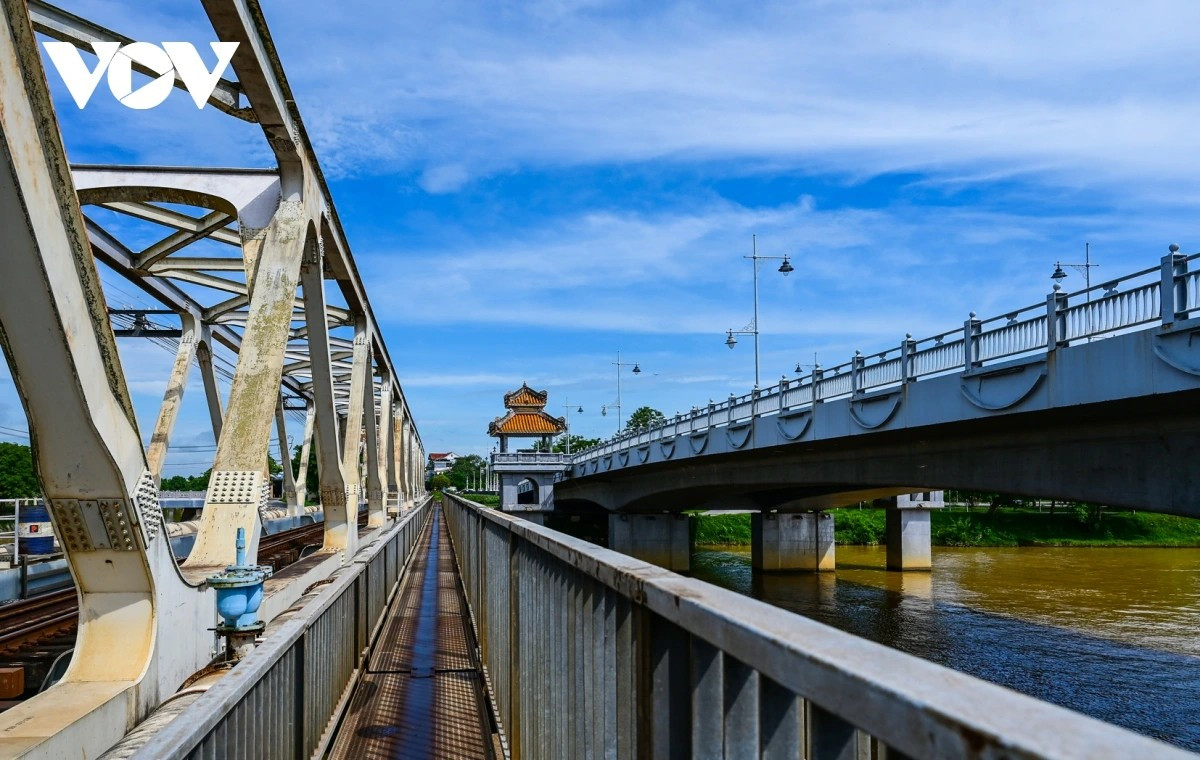 Construit à l’époque coloniale, ce pont en acier, à la structure simple, mais robuste. Photo : VOV. da-vien-ferroviaire.jpg