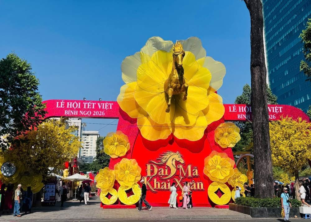 L'entrée du festival du Têt vietnamien est ornée de la mascotte de l'Année du Cheval. Photo : laodong.