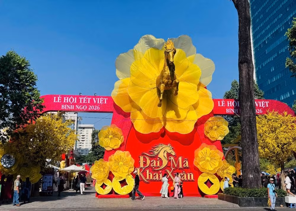 L'entrée du festival du Têt vietnamien est ornée de la mascotte de l'Année du Cheval. Photo : laodong.