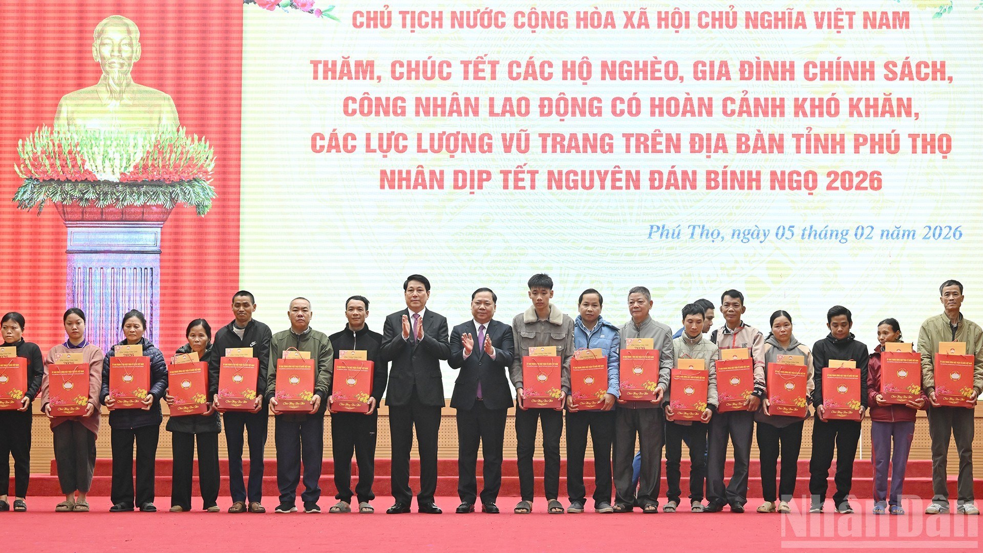 Le président Luong Cuong et Nguyen Phi Long, secrétaire adjoint du Comité du Parti du Front de la Patrie du Vietnam et des organisations centrales de masse, remettent des cadeaux à la population de la province de Phu Tho.