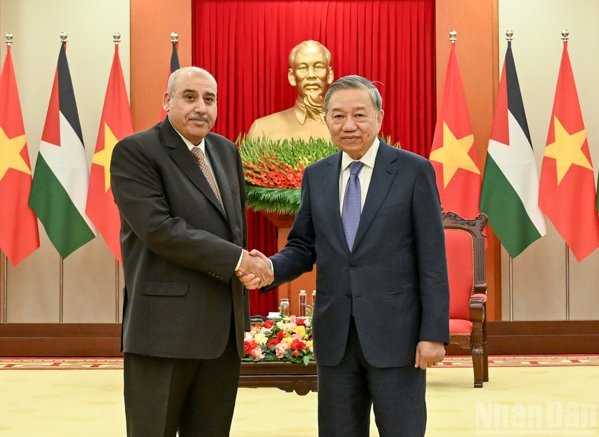 Le secrétaire général du PCV, To Lam (à droite), aux côtés du président de la Chambre des représentants de Jordanie, Mazen Turki El Qadi.