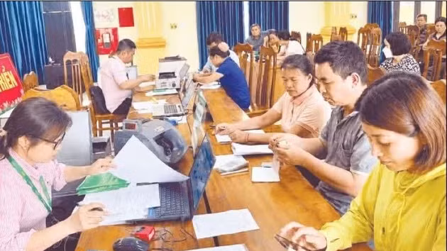 Dans un bureau d'accueil des ménages bénéficiaires de prêts bancaires de politique sociale à Ninh Binh. Photo : NDEL.