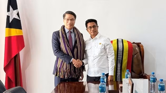 Le chargé d'affaires du Vietnam au Timor-Leste, Pham Binh Dam (à gauche), et le vice-Premier ministre du Timor-Leste, Mariano Assanami Sabino Lopes. Photo : Ambassade du Vietnam au Timor-Leste. 