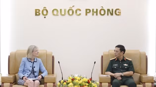 Le général Phan Van Giang, vice-Premier ministre et ministre vietnamien de la Défense (à droite), et l’ambassadrice d’Australie au Vietnam, Gillian Bird. Photo : QDND.