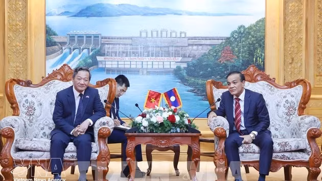 Le secrétaire du Comité provincial du Parti et président du Conseil populaire de la province de Vientiane, Phouthanouphet Xaysombath (droite), reçoit l'ambassadeur du Vietnam au Laos, Nguyen Minh Tam. Photo : VNA. 