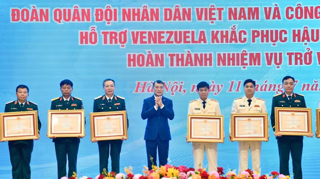Le Premier ministre Lê Minh Hung remet les Ordres de la Défense de la Patrie de deuxième et de troisième classes à des collectifs distingués pour leurs contributions remarquables aux opérations d'assistance au Venezuela après le double séisme. Photo : NDEL.