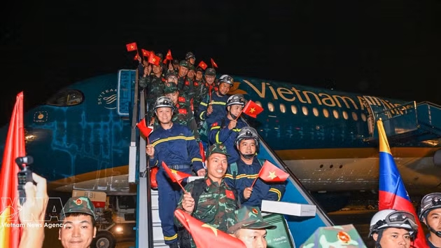 Les secouristes vietnamiens arrivent à Hanoï après avoir achevé leur mission d'assistance au Venezuela à la suite du double séisme survenu le 24 juin. Photo : VNA. 